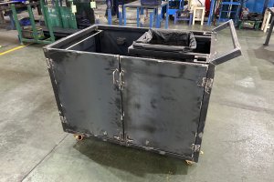 清掃作業を快適に！社内清掃員用台車を製作しました。