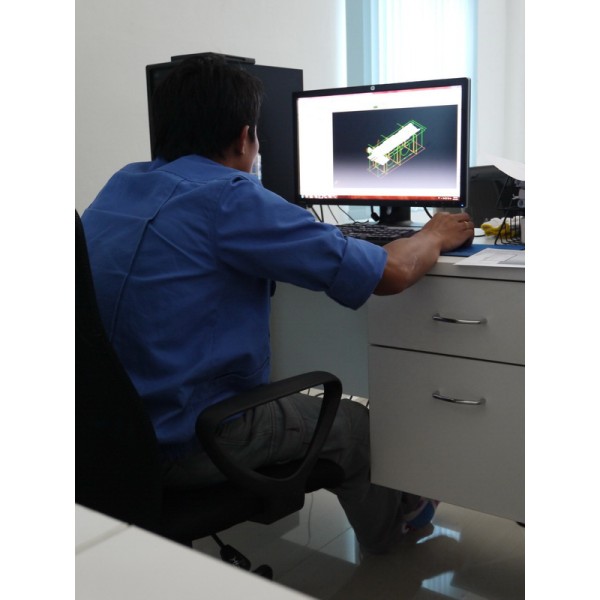 CAD、CAMプログラムを使用して、プロトタイプの自動車部品（プロトタイプ）を設計および製造します。